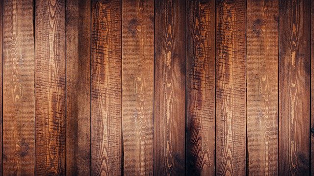 Płytki imitujące drewno – dlaczego warto je wykorzystać?